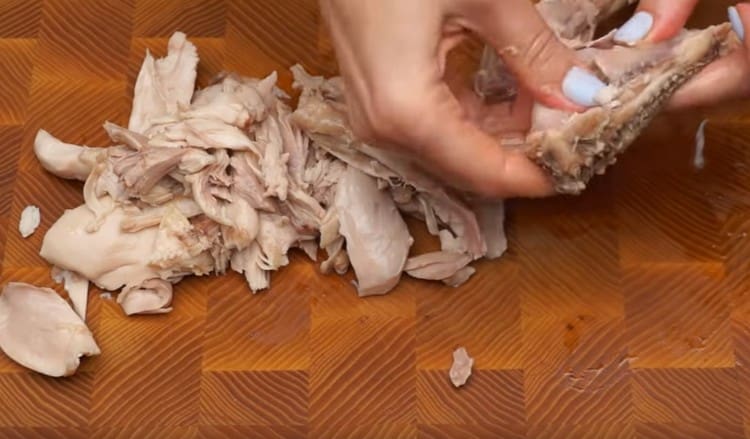 Fra de afkølede ben adskiller vi kødet, skærer det.