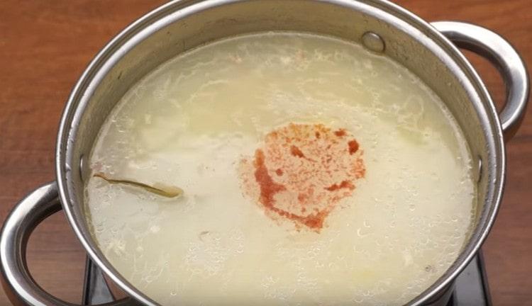 Tilsæt salt, peber, tilsæt laurbærblad og paprika.