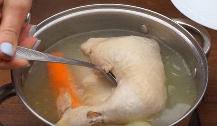 Vi tager de færdige ben ud fra bouillonen, også grøntsager.