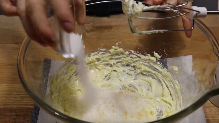 Fügen Sie Vanillezucker und Zucker mit Eifer zu dieser Masse hinzu.