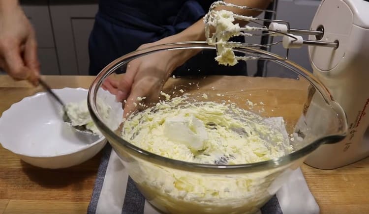 Wir geben weichen Quark in die Ölmasse und mischen mit einem Mixer.