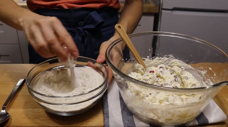 Mehl mit Backpulver vermischen.