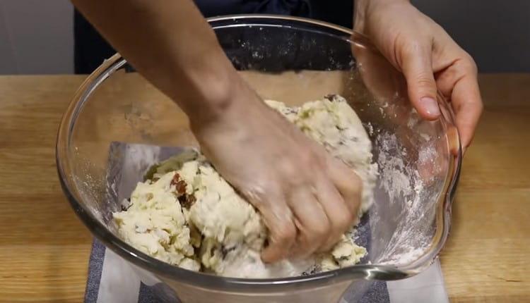 Mehl hinzufügen und den Teig kneten.