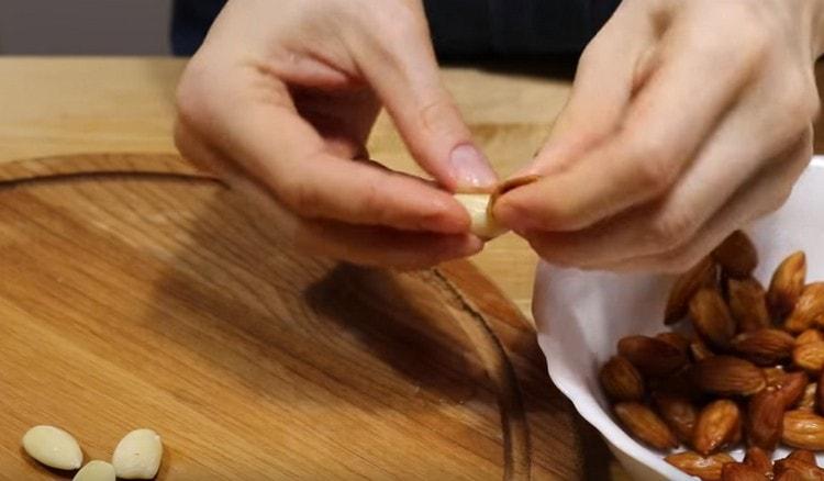 Mandelwasser abtropfen lassen und leicht schälen.