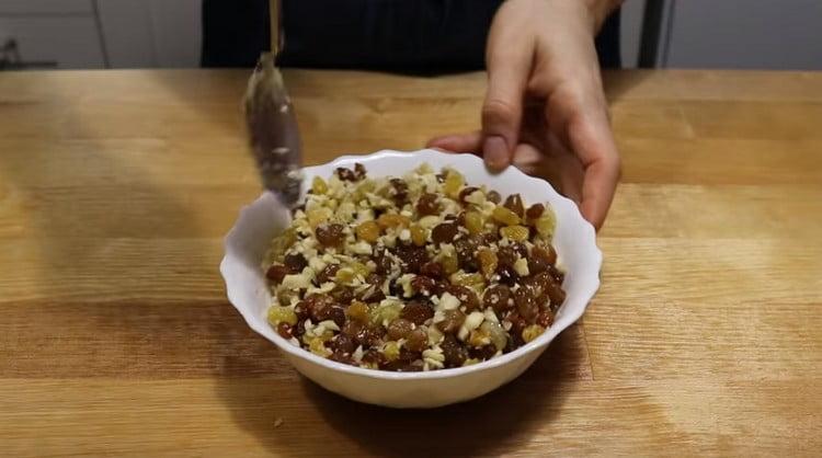 Mandeln mit Rosinen mischen.
