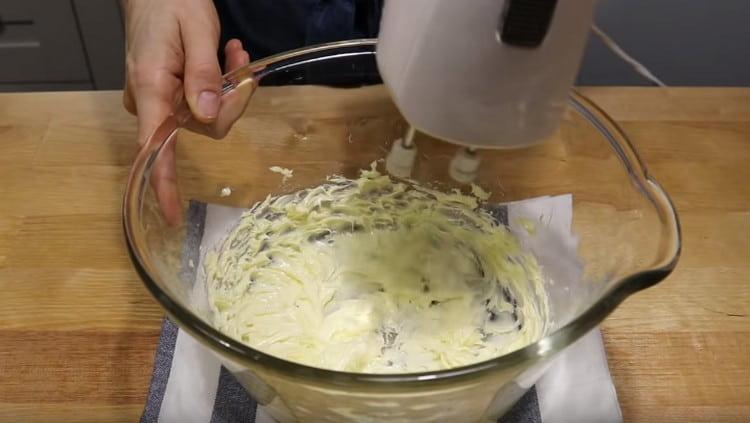 Separat die Butter mit einem Mixer schlagen.