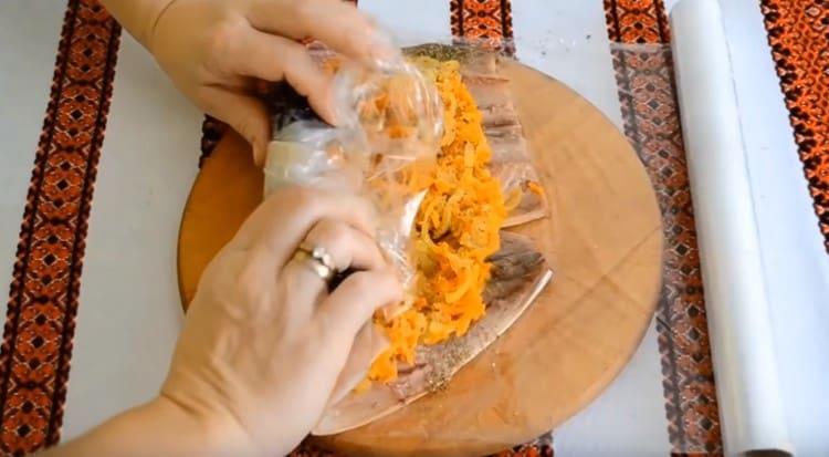 Verdrehen Sie die Rolle im Film.