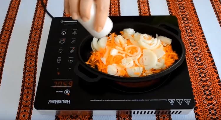 Wir geben das Gemüse in eine Pfanne, Salz. Pfeffer