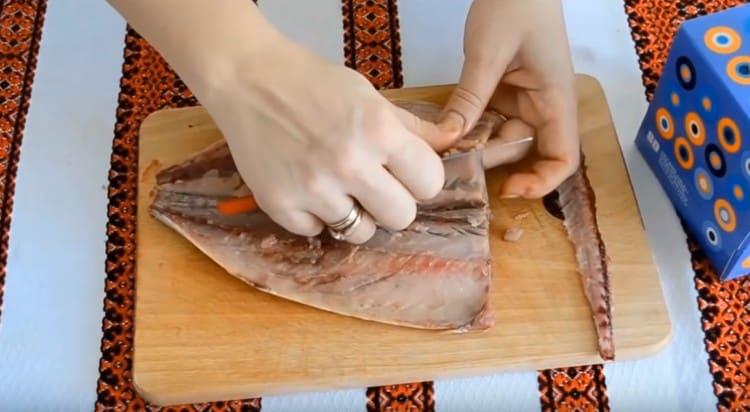 Wir nehmen die Knochen aus dem Filet heraus.