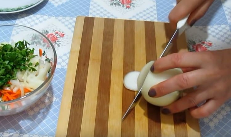 חתכנו את הבצל השני לטבעות.