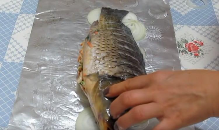 פרשנו את הדגים ממולאים בירקות על הבצל.