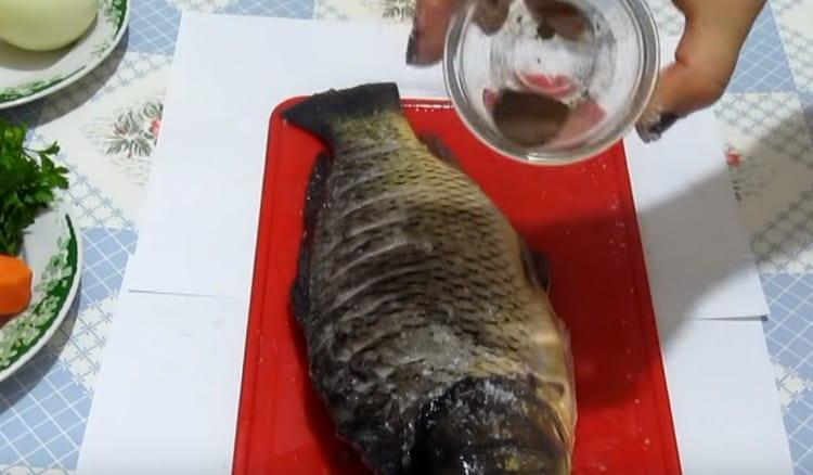 פלפל מייד את הדג.