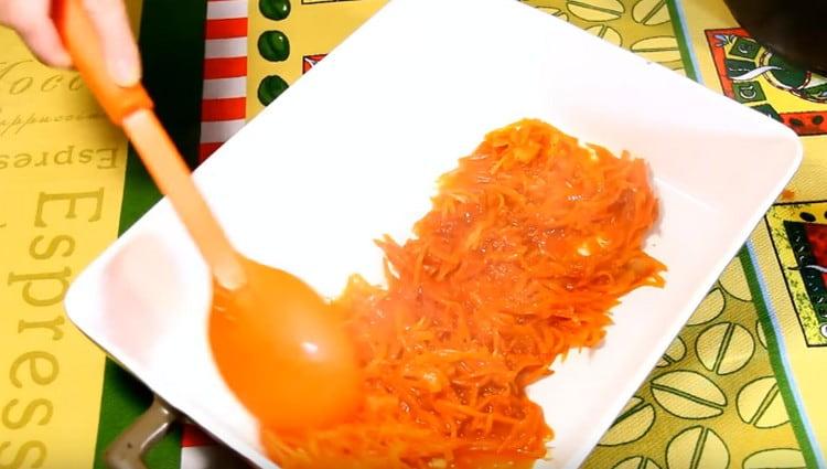 В тава за печене разпределяме половината зеленчуци.