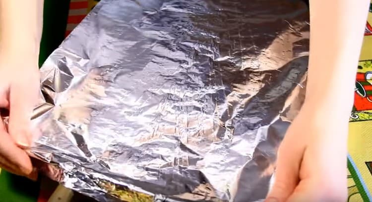 Покриваме формата с рибеното фолио и изпращаме във фурната.