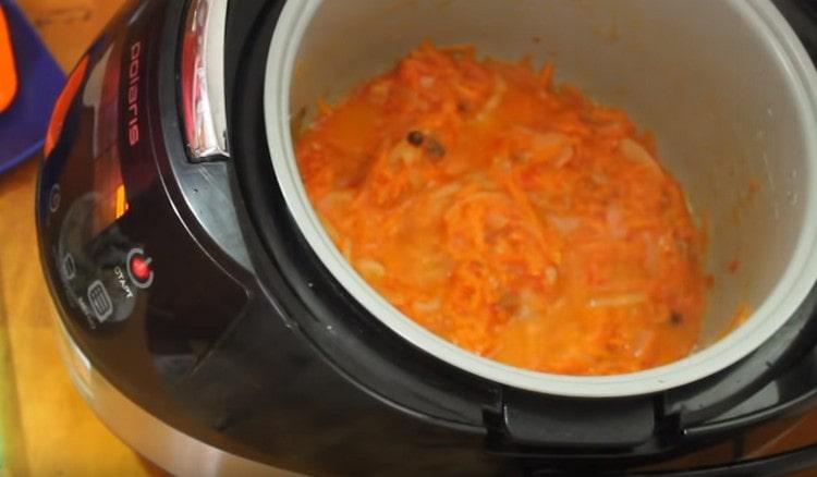 Ajouter la masse de tomates, les grains de poivre, les feuilles de laurier, le sel, le sucre aux légumes mous.