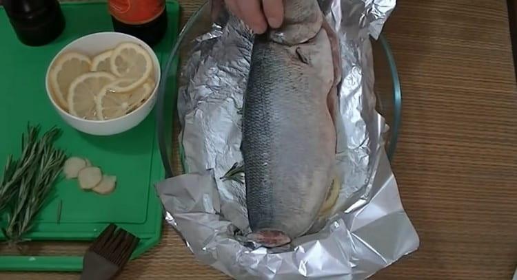 Punem sub formă un pește pre-curățat.