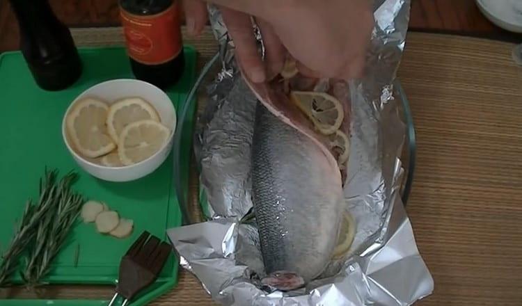 În interiorul carcasei punem felii de lămâie și ghimbir.