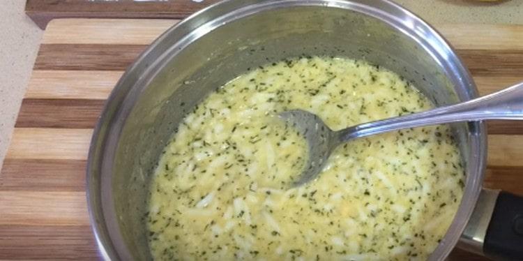 Tilsæt fiskebestanden i massen, bland og bring den til konsistensen af saucen.