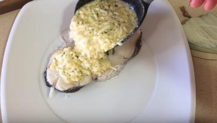 Hæld saucen over fisken.