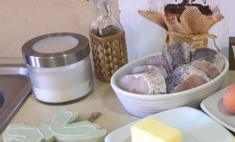 Vask og rengør fisken, skåret i store stykker.