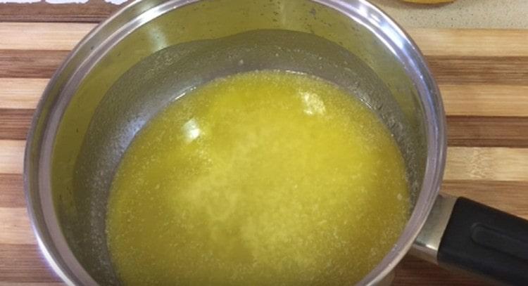 Smelt smøret i en gryderet.