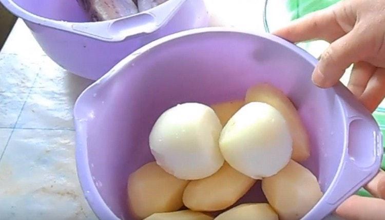 También limpiamos cebollas y papas.