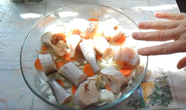 Ponemos rodajas de pescado sobre las verduras.