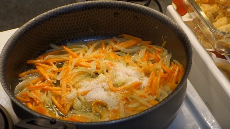 Adăugați zahăr în legume.