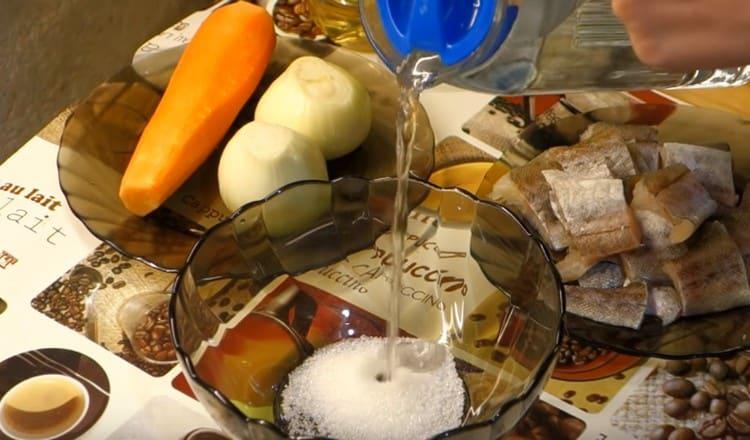 Se dizolvă zahărul și sarea în apă.