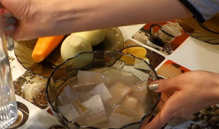 Întindeți bucățile de pește în marinadă.