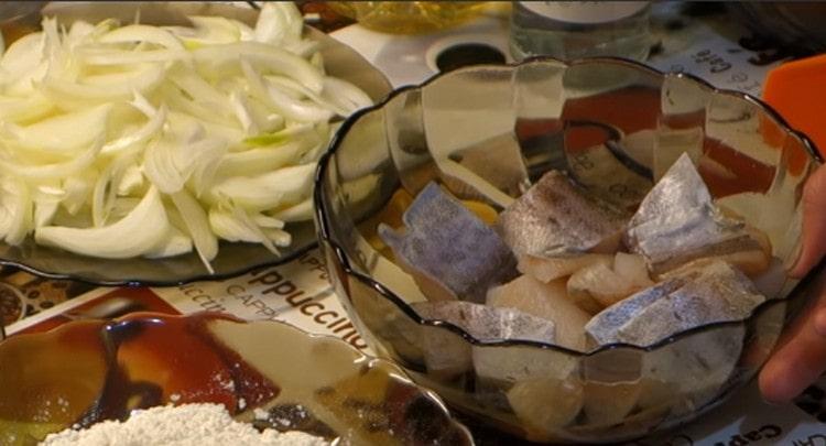 Scoatem peștele din marinat, ușor uscat.