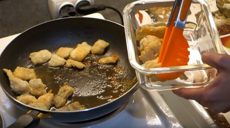 Transferăm peștele aproape final într-un recipient separat.