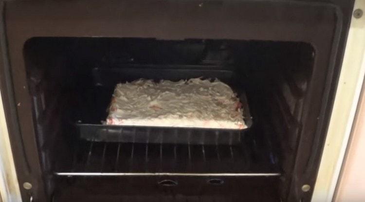 Trimitem tigaia cu peștele în cuptor.