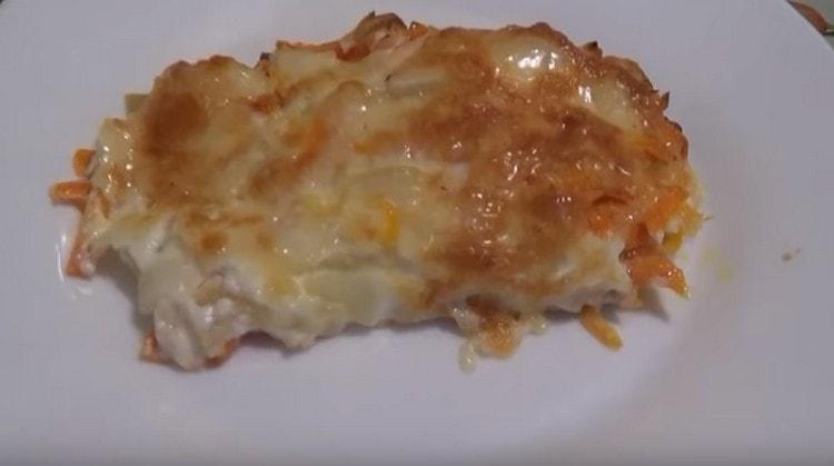 Peștele sub o haină de blană este un fel de mâncare minunat care poate fi gătit chiar și pe o masă festivă.