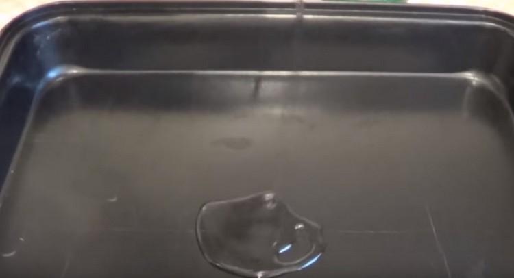 Ungeți o foaie de copt cu ulei vegetal.