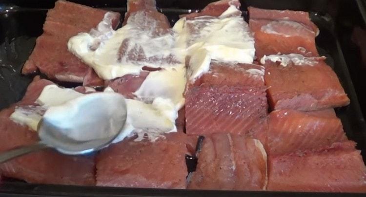 Ungeți peștele cu maioneză.