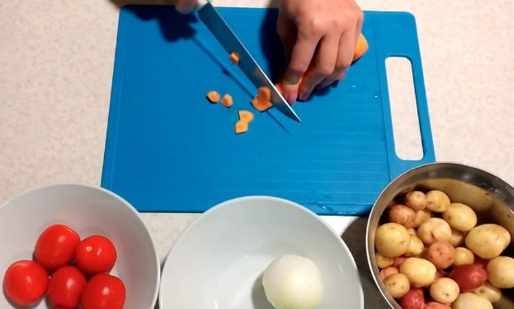 Tăiați morcovii în cercuri.