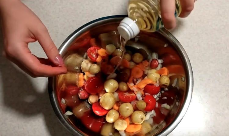 Condimentăm legumele cu ulei vegetal.