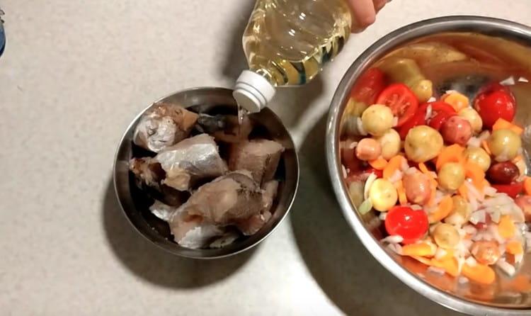 De asemenea, udăm peștele cu ulei vegetal.