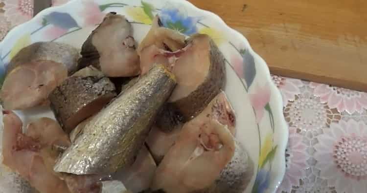 Pentru gătirea delicioasă a peștilor de pescăruș, sareți peștele