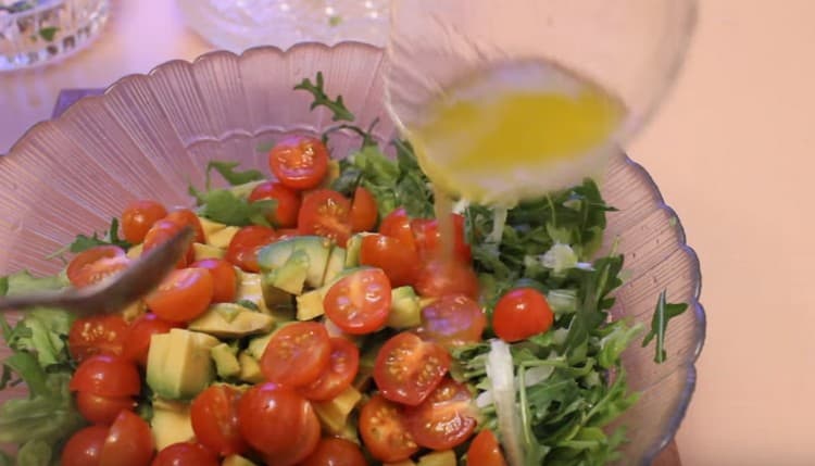 Полейте зеленчуците с дресинг и разбъркайте.