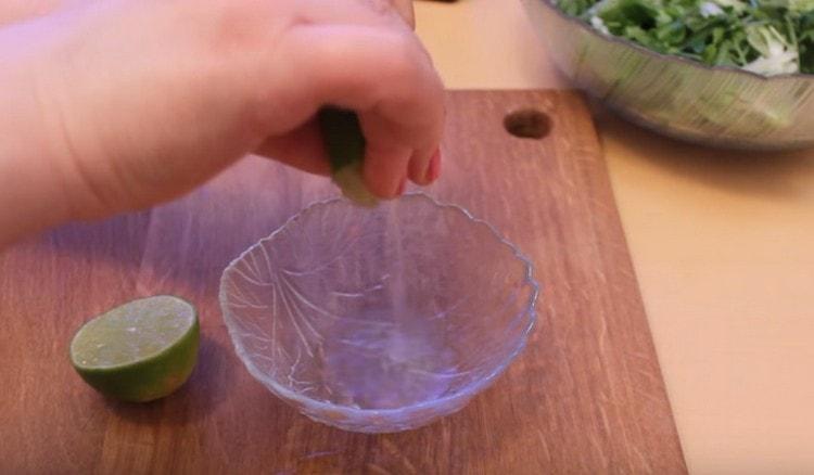 Изцедете сока от половин лимон.