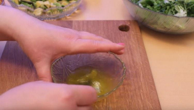 Разбъркайте добре дресинга.