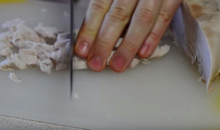 Нарязвайте нарязаното пилешко филе.