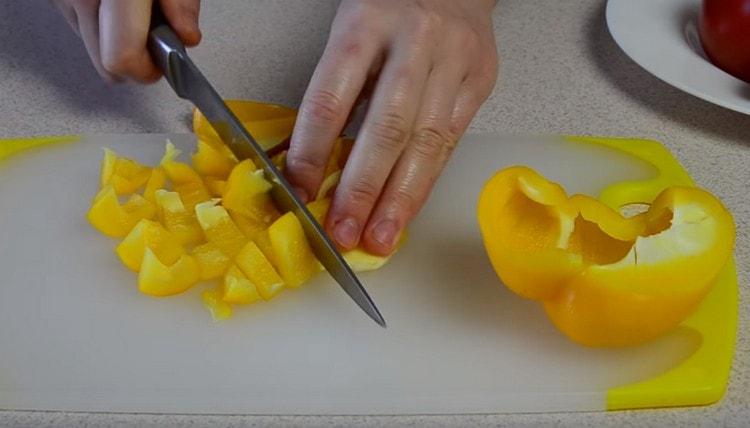 Също така, зарове, нарязайте чушката.