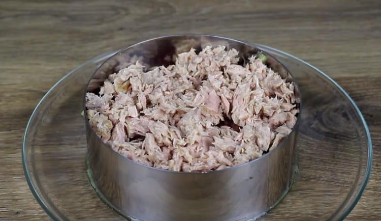 Ultimul strat al farfuriei va fi tonul.