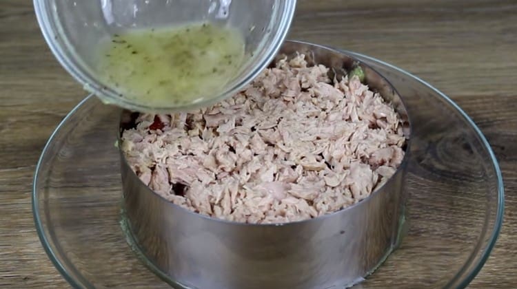 Se toarnă pansament de salată pregătit mai devreme.