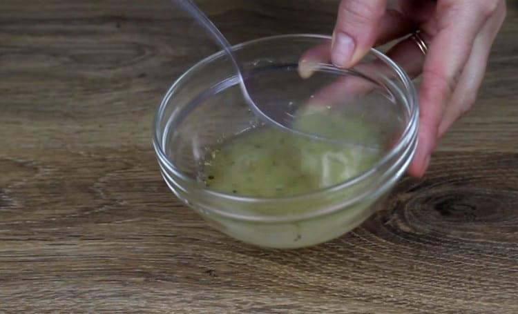 Pregătim un sos de suc de lămâie, ulei de măsline și oregano.