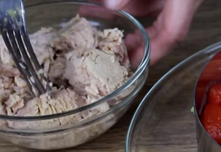 Deschide o cutie de conserve.