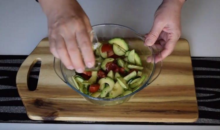 Riega el aderezo para ensaladas.